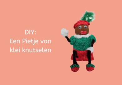 Een Sinterklaas knutsel een Pietje van klei