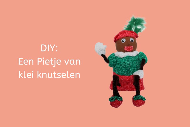 Een Sinterklaas knutsel een Pietje van klei