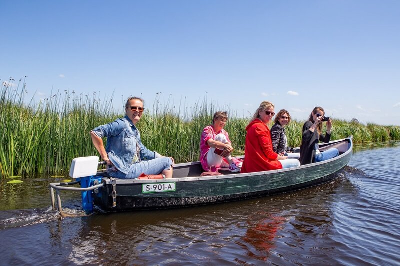 Varen met een bootje in Weerribben-Wieden