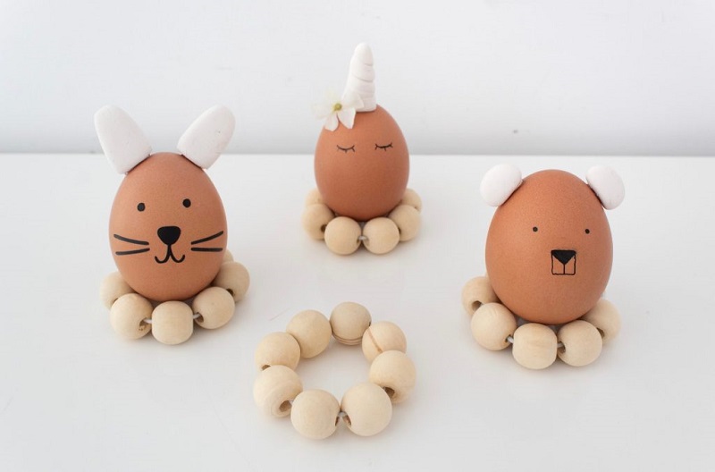 eierhouders maken van kralen en de eitjes versieren. Leuke knutsel voor pasen