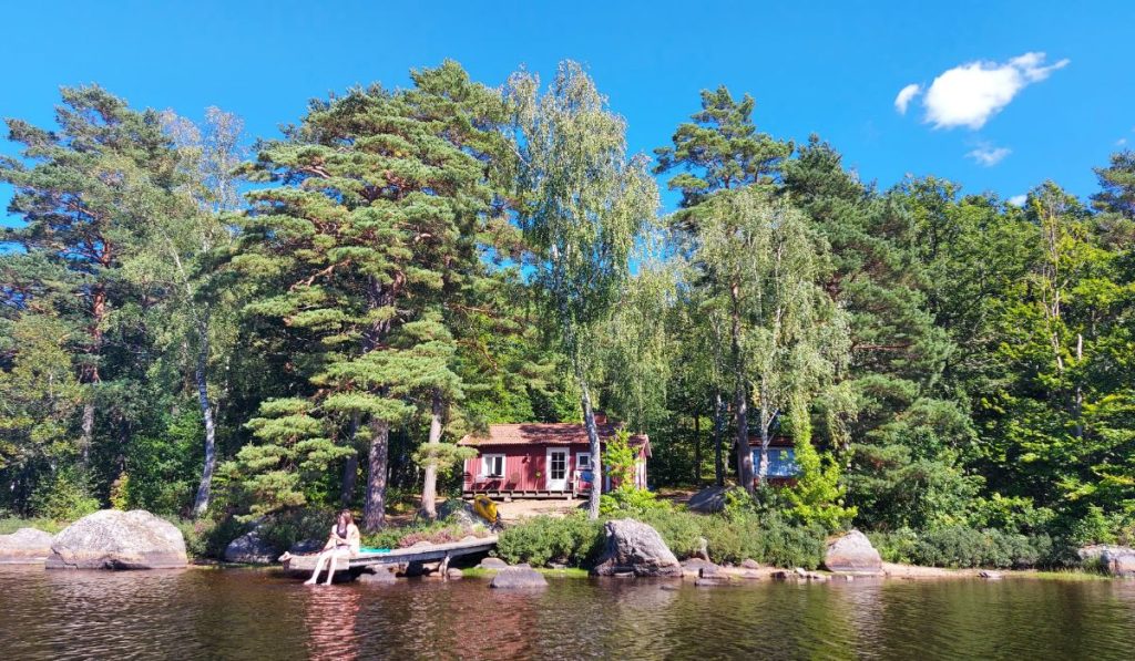 Huisje aan een meer in Zweden regio Blekinge camping Langasjonas