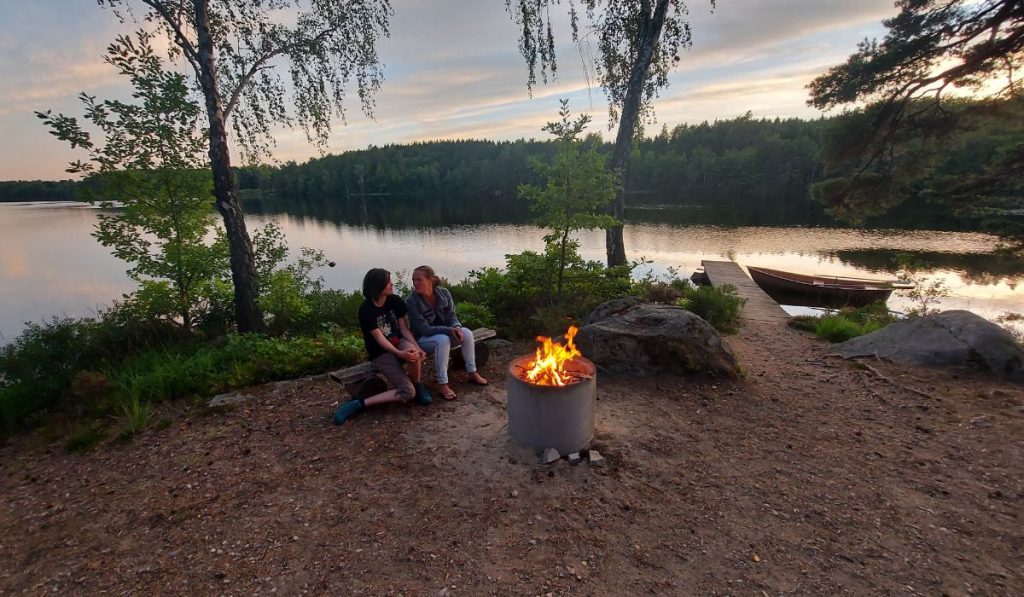 kampvuurplaats aan het meer bij je huisje