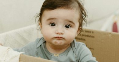 Kind spelend in een kartonnen doos box